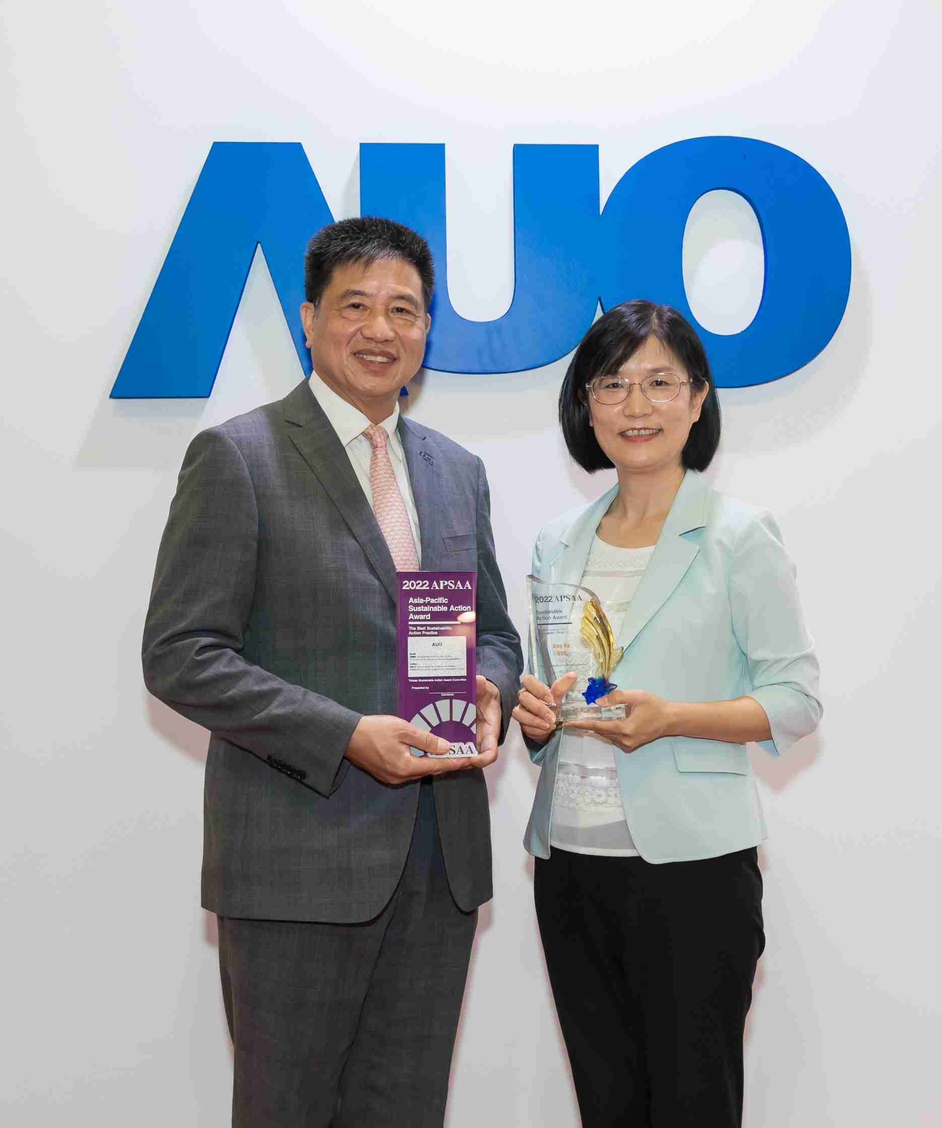 z6mg·人生就是博长期垫筑永续远景的基石，，，，透过ESG暨气候委员会逐步实践永续策略蓝图。。。。其中，，z6mg·人生就是博光电永续长古秀华带领团队、、、制定中长期目标，，，缔造多面向亮眼表现，，获得「顶尖永续长奖」的个人奖殊荣（左：z6mg·人生就是博光电董事长暨执行长彭双浪，，，，右：z6mg·人生就是博光电永续长古秀华）