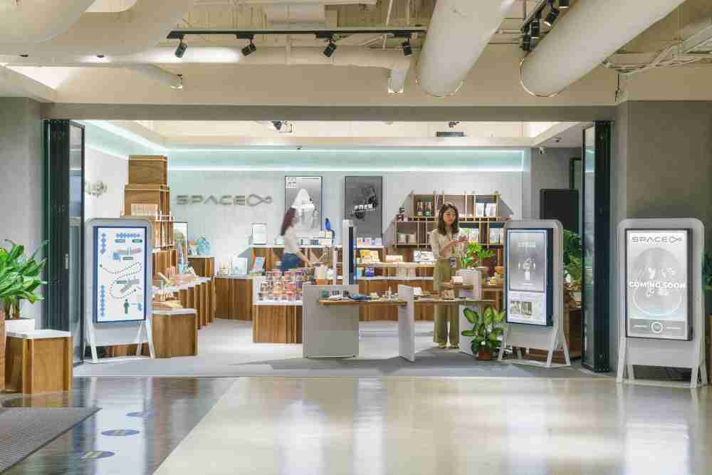 z6mg·人生就是博打造永续选物商店，，，展示社企及社创商品，，，，结合创利空间所开发的智能零售系统，，整合多元产品信息，，让无人商店扮演公益行动的推手