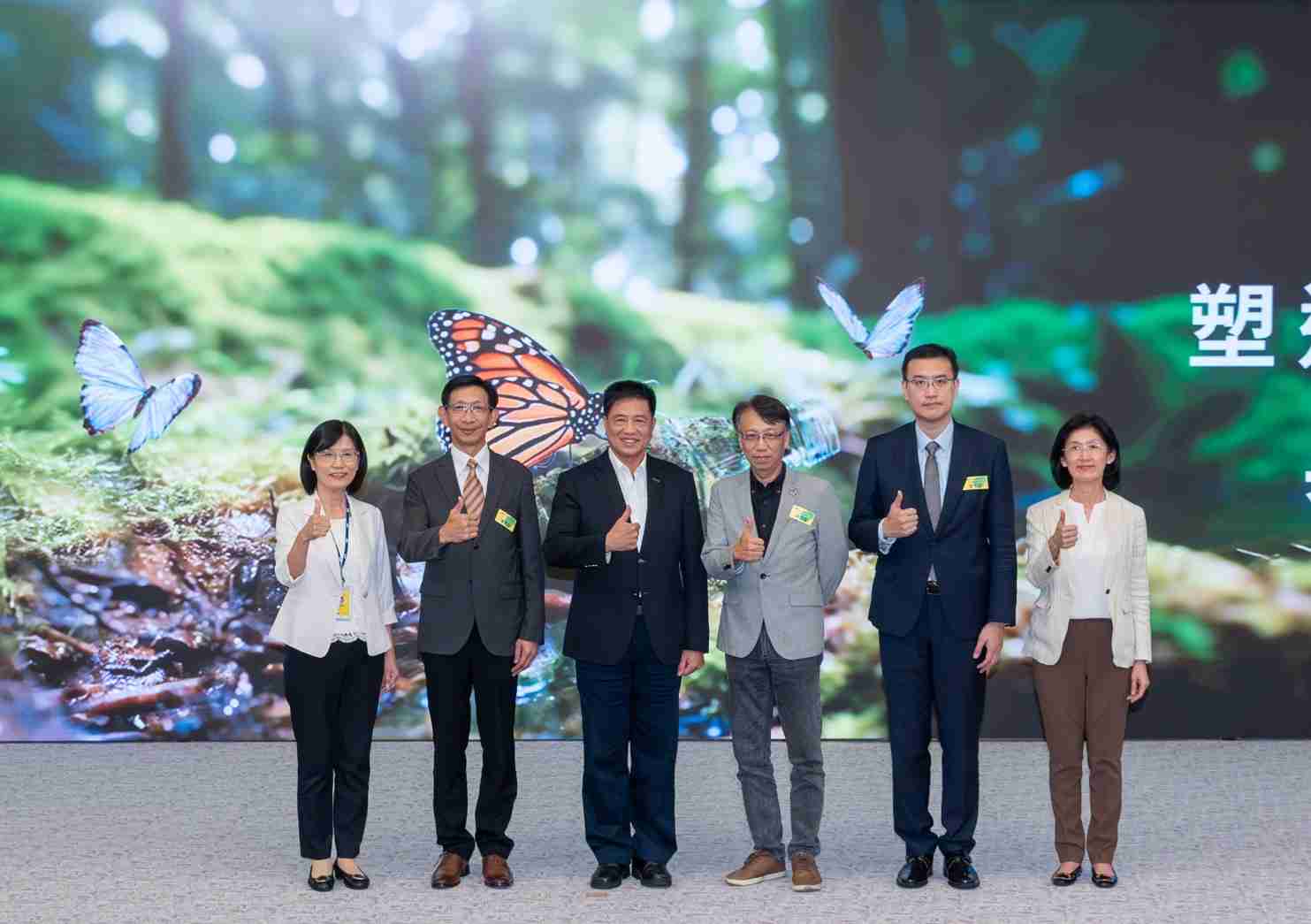 友達2023 CSR共榮大會，，，，邀請領域專家分享交流生物多樣性管理趨勢、、無塑產品、、海廢永續塑料等議題  （圖左到右：友達光電永續長古秀華、、、、3M台灣技術長陳君杰、、、友達光電董事長暨集團策略長彭双浪、、、、光寶科技企業永續發展處處長陳慶暉、、安永聯合會計師事務所執業會計師曾于哲、、、友達光電供應鏈總部副總經理吳宜芳）