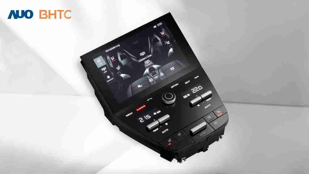 作為友達新生力軍，，，BHTC所展示的中央與後座鞍部的Display HMI產品，，，，可處理多區恆溫控制、、顯示畫面，，，呈現仿真3D車室分區；以力傳感技術精準傳遞觸感，，，，並結合音量及震動反饋，，防止意外啟動，，，提供使用者自然流暢、、直觀且輕鬆駕馭的舒適介面