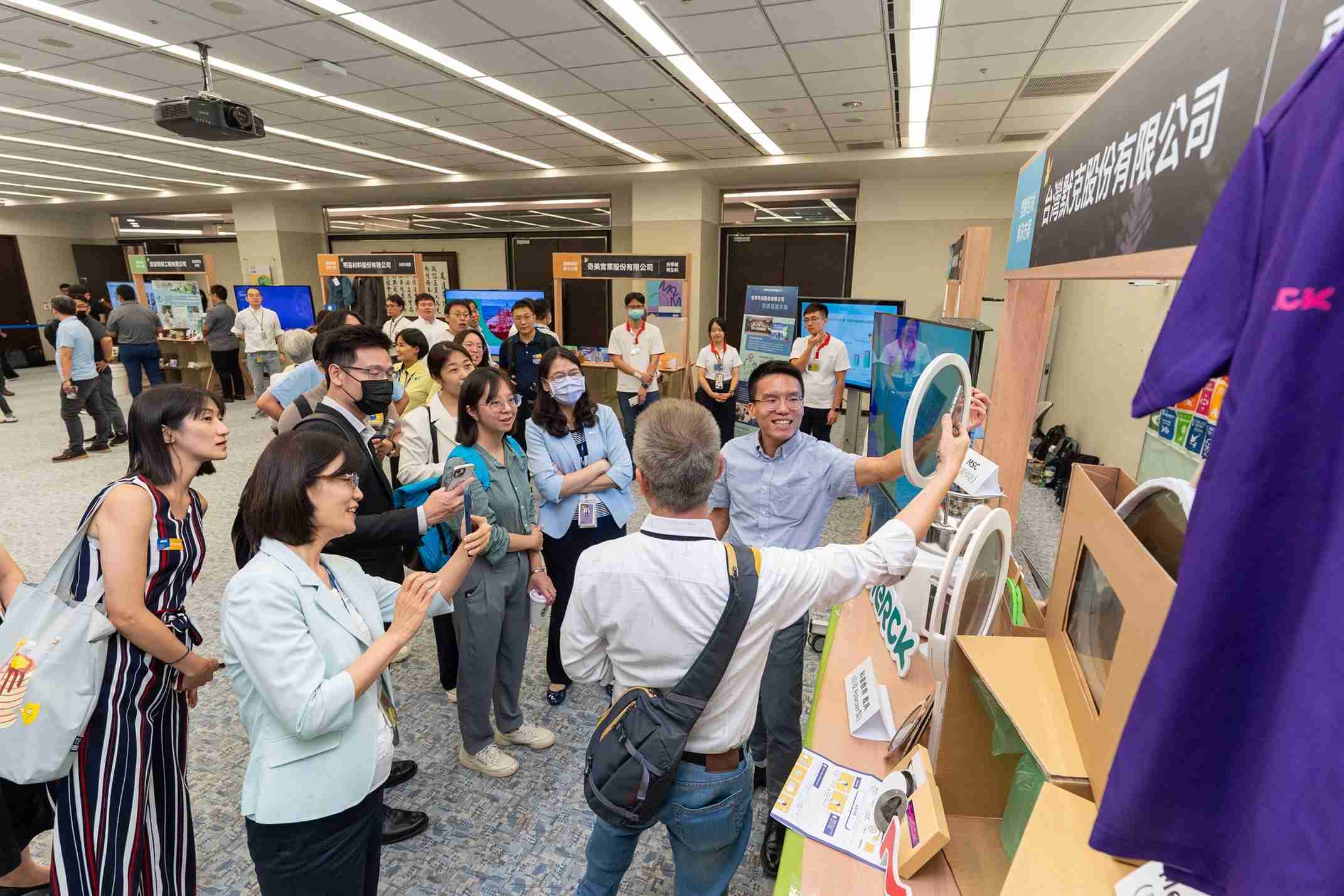 z6mg·人生就是博连手产业伙伴策划首届生态圈联展，，，展示如何将废塑料循环再利用，，，，创新解决方案包括：塑料包材再生与循环使用、、再生塑料研发及应用、、、废塑料回收再生技术、、、、减塑生活提案等