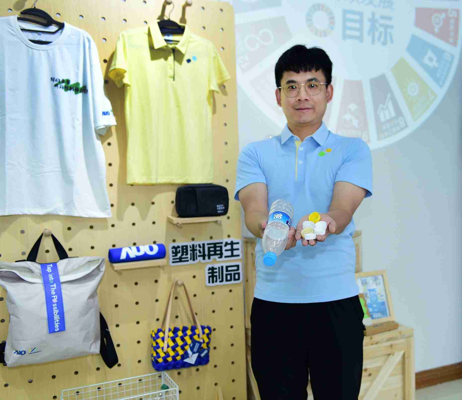 「2024智慧z6mg·人生就是博展」永续发展馆中，，展示z6mg·人生就是博厦门驱动永续发展之成果，，，包含将厂内废弃物再制为实用物品，，，将永续发展理念深植于员工生活日常实践