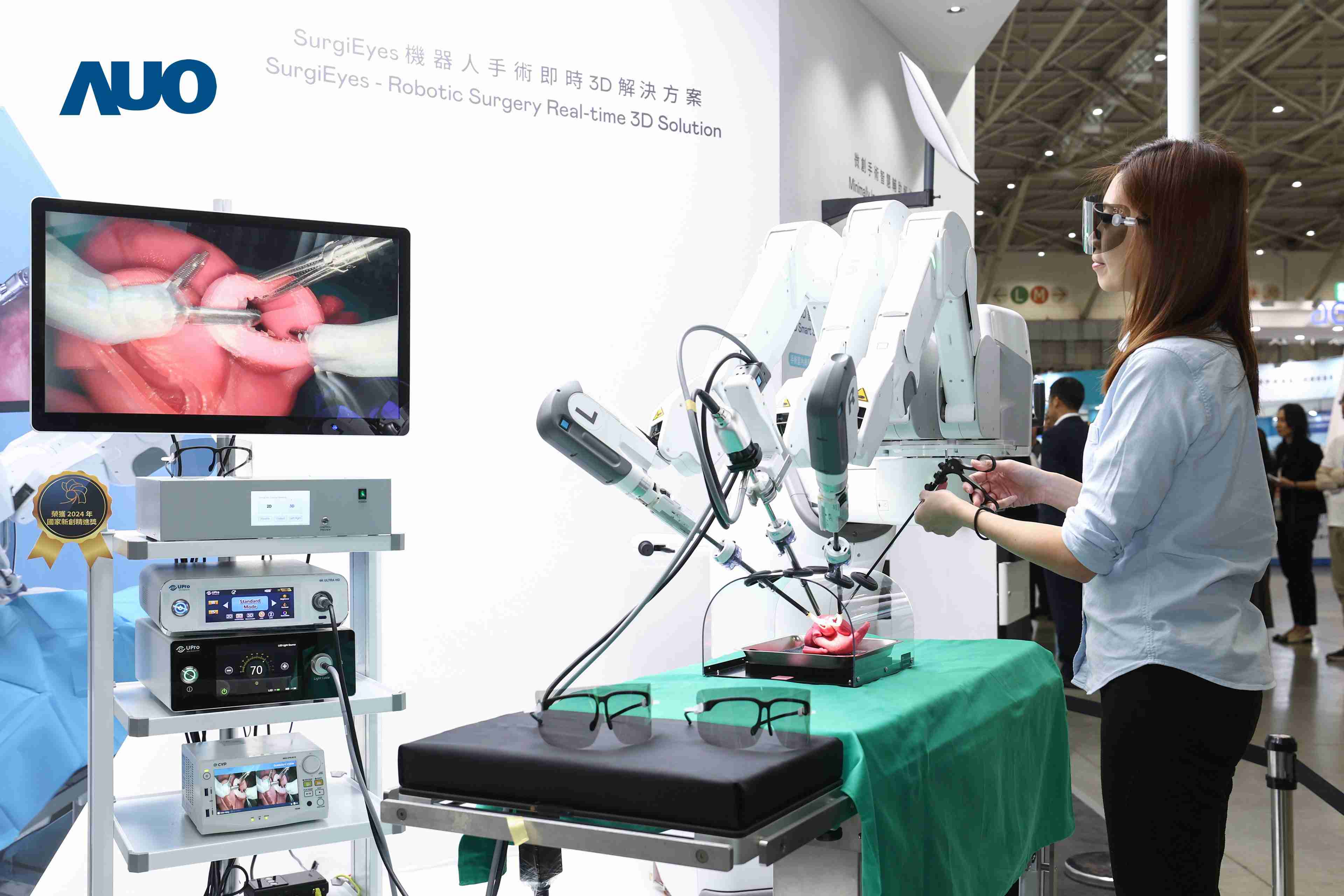 达擎以领先的3D显示技术推出〝SurgiEyes机器人手术实时3D解决方案〞，，，整合先进3D图像处理与独家3D垂直宽视角、、、、广色域的显示技术，，手术团队可实时同步主刀医师视角看到清晰3D影像，，提升沟通效率与安全性。。。。